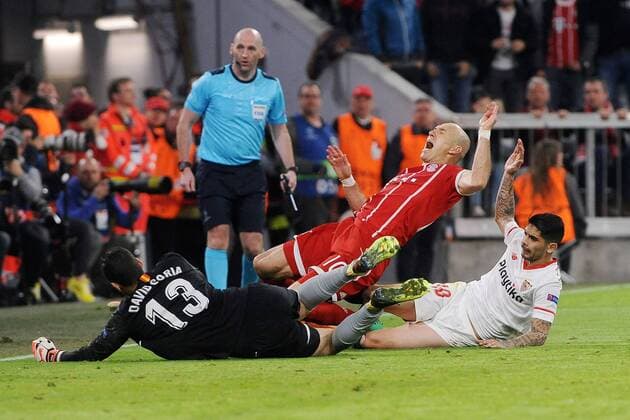 Bilder des Tages - SPORT Arjen Robben (FC Bayern Muenchen) wird fair von Ever Banega ( FC Sevilla 10 )gestoppt, links David Soria ( FC Sevilla 13 ) , beim CL-Spiel zwischen FC Bayern Muenchen und FC Sevilla, 11.04.2018, Muenchen Copyright: xStuetzle xEibner-Pressefotox EP_EER