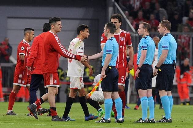 Robert Lewandowski (FC Bayern Muenchen) bedankt sich beim Schiedsrichter-Team , beim CL-Spiel zwischen FC Bayern Muenchen und FC Sevilla, 11.04.2018, Muenchen Copyright: xStuetzle xEibner-Pressefotox EP_EER