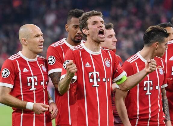 FUSSBALL CHAMPIONS LEAGUE SAISON 2017 2018 VIERTELFINALE RUECKSPIEL FC Bayern Muenchen - FC Sevilla 11.04.2018 Schlussjubel Teamjubel FC Bayern Muenchen; Arjen Robben, Jerome Boateng, Arjen Robben und James Rodriguez (v.li.) Muenchen
