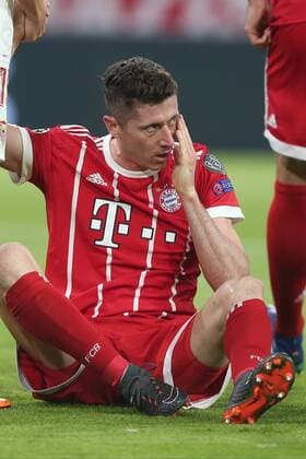 Robert Lewandowski (FC Bayern Muenchen 9) fasst sich ans Auge, FC Bayern Muenchen vs. FC Sevilla, Champions League, Viertelfinale, Fussball, 11.04.2018, Muenchen Copyright: xLanger Eibner-Pressefotox EP_HLR