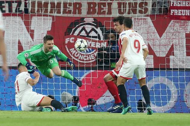 Joaquin Correa ( FC Sevilla 11 ) Torwart Sven Ulreich (FC Bayern Muenchen 26) Mats Hummels (FC Bayern Muenchen 5) Wissam Ben Yedder ( FC Sevilla 9 ), FC Bayern Muenchen vs. FC Sevilla, Champions League, Viertelfinale, Fussball, 11.04.2018, Muenchen Copyright: xLanger Eibner-Pressefotox EP_HLR
