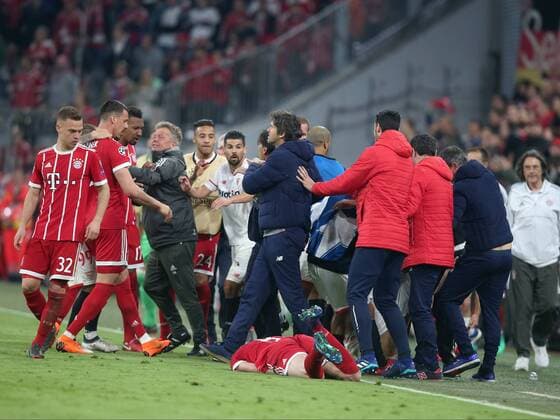 Joshua Kimmich (FC Bayern Muenchen 32) Sandro Wagner (FC Bayern Muenchen 2) Co-Trainer Peter Hermann (FC Bayern Muenchen) Gerangel wegen Joaquin Correa ( FC Sevilla 11 ), FC Bayern Muenchen vs. FC Sevilla, Champions League, Viertelfinale, Fussball, 11.04.2018, Muenchen Copyright: xLanger Eibner-Pressefotox EP_HLR