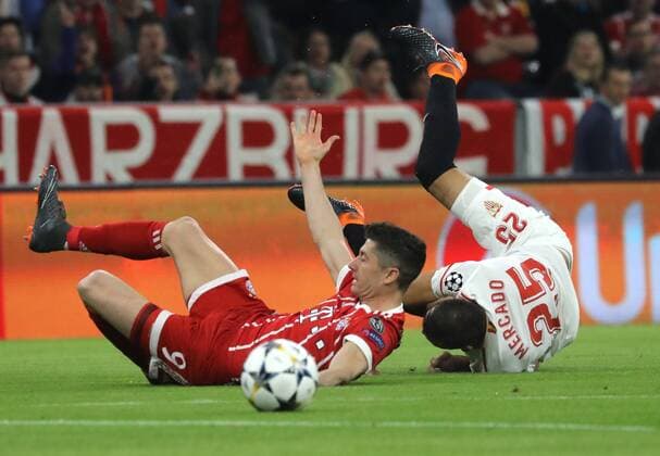 Fussball Champions League FC Bayern - Sevilla FC 0 : 0 Robert Lewandowski wurde von Gabriel Mercado gefoult München Bayern Deutschland Allianz Arena