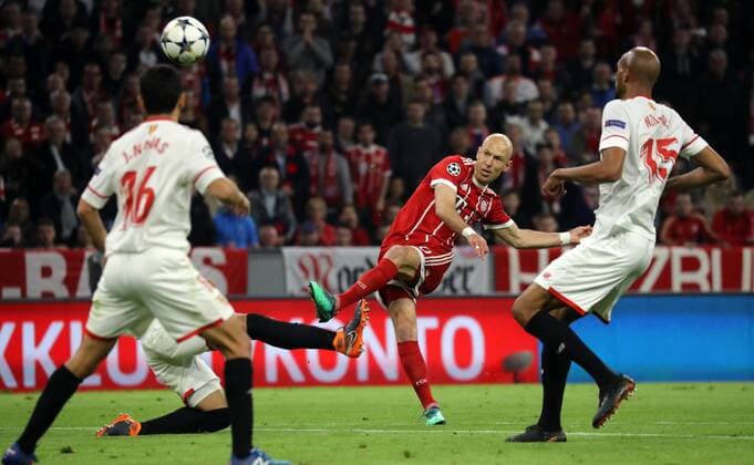 Fussball Champions League FC Bayern - Sevilla FC 0 : 0 Arjen Robben schiesst München Bayern Deutschland Allianz Arena
