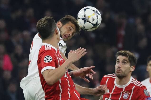 Fussball Champions League FC Bayern - Sevilla FC 0 : 0 Franco Vasquez klärt vor James Rodriguez und Javi Martinez München Bayern Deutschland Allianz Arena