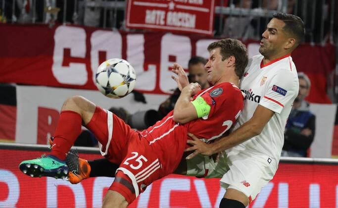 Fussball Champions League FC Bayern - Sevilla FC 0 : 0 Thomas Müller und Gabriel Mercado München Bayern Deutschland Allianz Arena