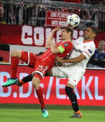 Fussball Champions League FC Bayern - Sevilla FC 0 : 0 Thomas Müller und Gabriel Mercado München Bayern Deutschland Allianz Arena