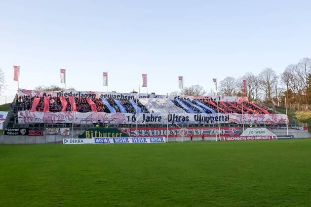 Fußball, Stadiongeschichte Wuppertaler SV Fußball Regionalliga West Wuppertaler SV - Rot-Weiss Essen am 11.04.2018 im Stadion am Zoo in Wuppertal Choreografie des Wuppertaler Fans