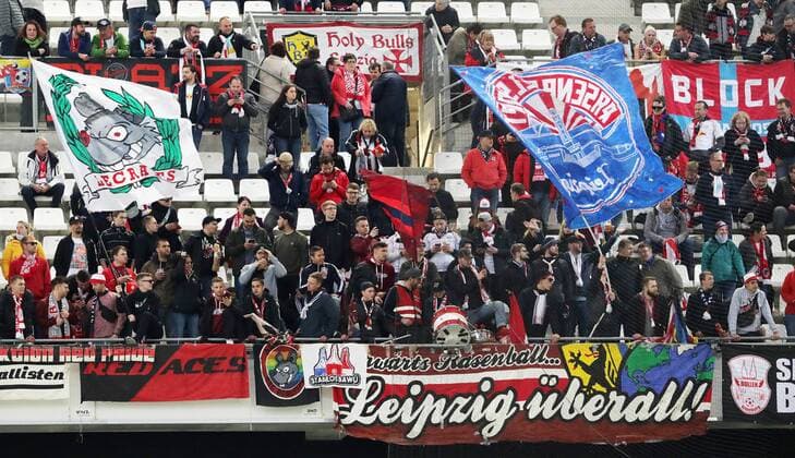 Marseille - RB Leipzig Fussball Euro League Marseille 12.04.2018, Stade Velodrome, Fussball, UEFA EURO EM Europameisterschaft Fussball League, Viertelfinale, Rückspiel , Olympique Marseille vs. RB Leipzig. , Im Bild; Fans von RB Leipzig. ,