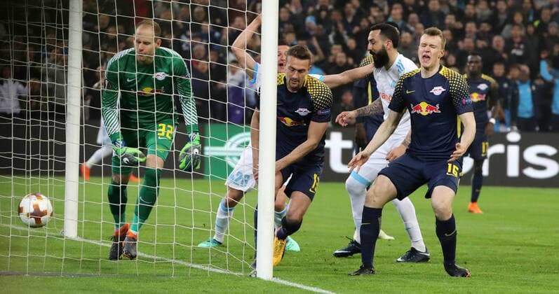 Marseille - RB Leipzig Fussball Euro League Marseille 12.04.2018, Stade Velodrome, Fussball, UEFA EURO EM Europameisterschaft Fussball League, Viertelfinale, Rückspiel , Olympique Marseille vs. RB Leipzig. , Im Bild; Tor für Olympique Marseille. Der 1:1 Ausgleich, Eigentor durch Stefan Ilsanker (13, RB Leipzig) gegen Torwart Peter Gulacsi (l., 32, RB Leipzig). ,