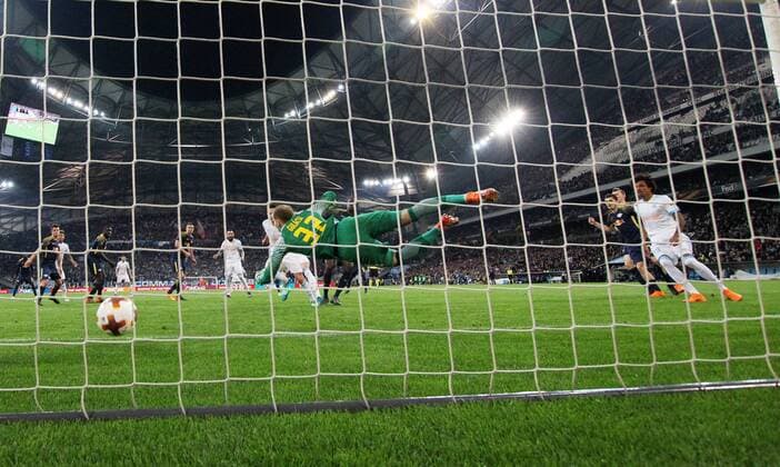 Bilder des Tages - SPORT Marseille - RB Leipzig Fussball Euro League Marseille 12.04.2018, Stade Velodrome, Fussball, UEFA EURO EM Europameisterschaft Fussball League, Viertelfinale, Rückspiel , Olympique Marseille vs. RB Leipzig. , Im Bild; Tor für Olympique. Florian Thauvin (26, Marseille) trifft gegen Torwart Peter Gulacsi (32, RB Leipzig) zum 3:1. ,