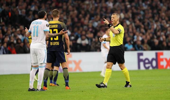 Marseille - RB Leipzig Fussball Euro League Marseille 12.04.2018, Stade Velodrome, Fussball, UEFA EURO EM Europameisterschaft Fussball League, Viertelfinale, Rückspiel , Olympique Marseille vs. RB Leipzig. , Im Bild von links; Konstantinos Mitroglou (11, Marseille), Stefan Ilsanker (13, RB Leipzig) und Schiedsrichter Björn Kuipers (NED). ,