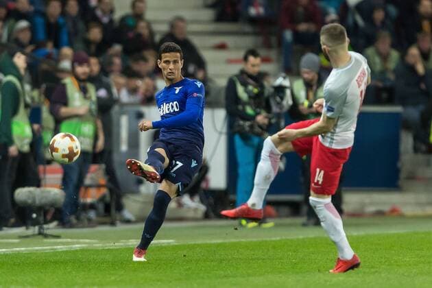 Salzburg, Oesterreich 12.04.2018, UEFA Europa League - 2017 18 Season, Quarter-finals, Second leg, Red Bull Salzburg - Lazio Rom, Luis Felipe (ROM) und Valon Berisha (FCS) im Zweikampf ( DeFodi507