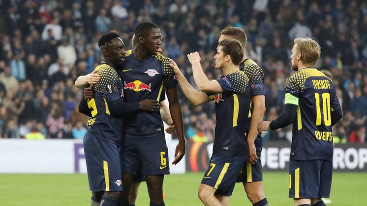 Marseille - RB Leipzig Fussball Euro League Marseille 12.04.2018, Stade Velodrome, Fussball, UEFA EURO EM Europameisterschaft Fussball League, Viertelfinale, Rückspiel , Olympique Marseille vs. RB Leipzig. , Im Bild; Tor für RB Leipzig. Torjubel nach dem 3:2 Anschluss durch Jean-Kevin Augustin (l., 29, RB Leipzig). ,