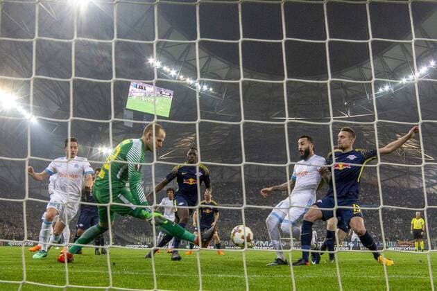 Peter Gulacsi (RB Leipzig 32) lenkt den Ball zum 1:1 ins Tor, Olympique Marseille vs. RB Leipzig, UEFA Europa League, Viertelfinale, Rueckspiel, Fussball, 12.04.2018, Marseille Copyright: xLanger Eibner-Pressefotox EP_HLR