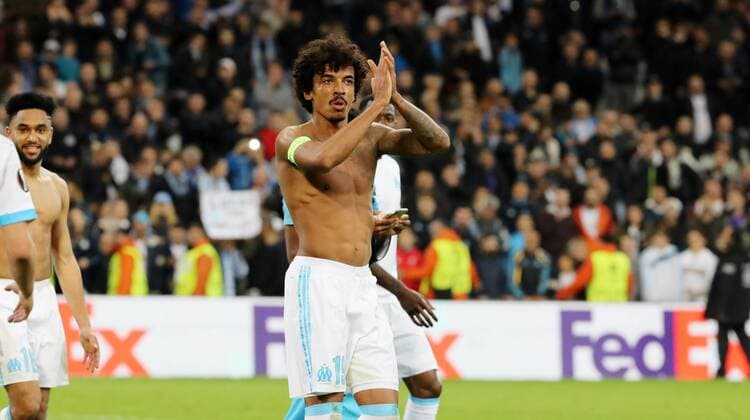 Bilder des Tages - SPORT Marseille - RB Leipzig Fussball Euro League Marseille 12.04.2018, Stade Velodrome, Fussball, UEFA EURO EM Europameisterschaft Fussball League, Viertelfinale, Rückspiel , Olympique Marseille vs. RB Leipzig 5:2 (3:1) , Im Bild; Marseiller Jubel nach dem Spiel. Luiz Gustavo (19, Marseille). ,