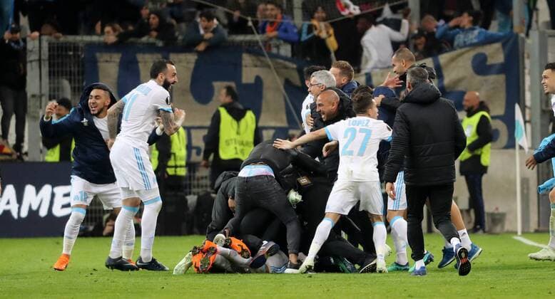 Marseille - RB Leipzig Fussball Euro League Marseille 12.04.2018, Stade Velodrome, Fussball, UEFA EURO EM Europameisterschaft Fussball League, Viertelfinale, Rückspiel , Olympique Marseille vs. RB Leipzig 5:2 , Im Bild; Marseiller Jubel nach dem Spiel. ,