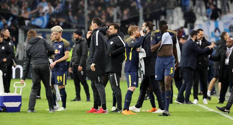 Themen der Woche - SPORT KW15 Bilder des Tages - SPORT Marseille - RB Leipzig Fussball Euro League Marseille 12.04.2018, Stade Velodrome, Fussball, UEFA EURO EM Europameisterschaft Fussball League, Viertelfinale, Rückspiel , Olympique Marseille vs. RB Leipzig. , Im Bild; Ratlose Leipziger, Enttäuschung nach dem Spiel. ,