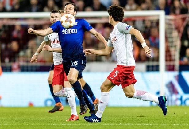 12.04.2018, Red Bull Arena, Salzburg, AUT, UEFA EL, FC Salzburg vs SS Lazio Roma, Viertelfinale, Rueckspiel, im Bild v.l. Valon Berisha (FC Salzburg), Lucas (SS Lazio Roma), Andre Ramalho (FC Salzburg) during the UEFA Europa League Quaterfinal, 2nd Leg Match between FC Salzburg and SS Lazio Roma at the Red Bull Arena in Salzburg, Austria on 2018 04 12. Salzburg