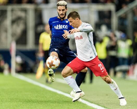 12.04.2018, Red Bull Arena, Salzburg, AUT, UEFA EL, FC Salzburg vs SS Lazio Roma, Viertelfinale, Rueckspiel, im Bild v.l. Luis Alberto (SS Lazio Roma), Stefan Lainer (FC Salzburg) during the UEFA Europa League Quaterfinal, 2nd Leg Match between FC Salzburg and SS Lazio Roma at the Red Bull Arena in Salzburg, Austria on 2018 04 12. Salzburg