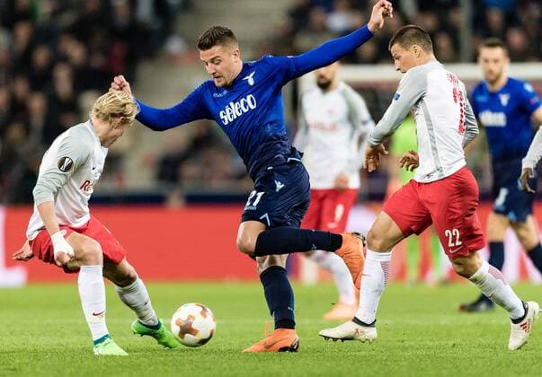 12.04.2018, Red Bull Arena, Salzburg, AUT, UEFA EL, FC Salzburg vs SS Lazio Roma, Viertelfinale, Rueckspiel, im Bild v.l. Xaver Schlager (FC Salzburg), Sergej Milinkovic-Savic (SS Lazio Roma), Stefan Lainer (FC Salzburg) during the UEFA Europa League Quaterfinal, 2nd Leg Match between FC Salzburg and SS Lazio Roma at the Red Bull Arena in Salzburg, Austria on 2018 04 12. Salzburg