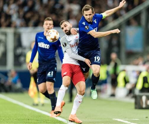12.04.2018, Red Bull Arena, Salzburg, AUT, UEFA EL, FC Salzburg vs SS Lazio Roma, Viertelfinale, Rueckspiel, im Bild v.l. Munas Dabbur (FC Salzburg), Senad Lulic (SS Lazio Roma) during the UEFA Europa League Quaterfinal, 2nd Leg Match between FC Salzburg and SS Lazio Roma at the Red Bull Arena in Salzburg, Austria on 2018 04 12. Salzburg