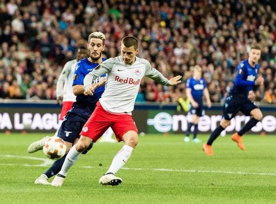 12.04.2018, Red Bull Arena, Salzburg, AUT, UEFA EL, FC Salzburg vs SS Lazio Roma, Viertelfinale, Rueckspiel, im Bild v.l. Luis Alberto (SS Lazio Roma), Stefan Lainer (FC Salzburg) during the UEFA Europa League Quaterfinal, 2nd Leg Match between FC Salzburg and SS Lazio Roma at the Red Bull Arena in Salzburg, Austria on 2018 04 12. Salzburg