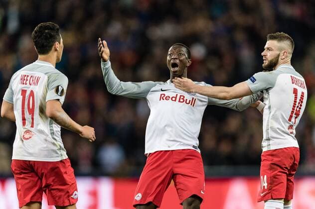 Bilder des Tages - SPORT 12.04.2018, Red Bull Arena, Salzburg, AUT, UEFA EL, FC Salzburg vs SS Lazio Roma, Viertelfinale, Rueckspiel, im Bild v.l. Hee Chan Hwang (FC Salzburg), Amadou Haidara (FC Salzburg), Valon Berisha (FC Salzburg) during the UEFA Europa League Quaterfinal, 2nd Leg Match between FC Salzburg and SS Lazio Roma at the Red Bull Arena in Salzburg, Austria on 2018 04 12. Salzburg