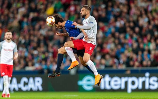 12.04.2018, Red Bull Arena, Salzburg, AUT, UEFA EL, FC Salzburg vs SS Lazio Roma, Viertelfinale, Rueckspiel, im Bild Marco Parolo (SS Lazio Roma), Munas Dabbur (FC Salzburg) during the UEFA Europa League Quaterfinal, 2nd Leg Match between FC Salzburg and SS Lazio Roma at the Red Bull Arena in Salzburg, Austria on 2018 04 12. Salzburg