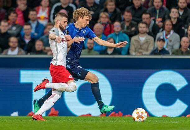 12.04.2018, Red Bull Arena, Salzburg, AUT, UEFA EL, FC Salzburg vs SS Lazio Roma, Viertelfinale, Rueckspiel, im Bild Valon Berisha (FC Salzburg), Dusan Basta (SS Lazio Roma) during the UEFA Europa League Quaterfinal, 2nd Leg Match between FC Salzburg and SS Lazio Roma at the Red Bull Arena in Salzburg, Austria on 2018 04 12. Salzburg