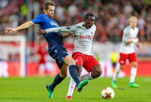 12.04.2018, Red Bull Arena, Salzburg, AUT, UEFA EL, FC Salzburg vs SS Lazio Roma, Viertelfinale, Rueckspiel, im Bild Senad Lulic (SS Lazio Roma), Amadou Haidara (FC Salzburg) during the UEFA Europa League Quaterfinal, 2nd Leg Match between FC Salzburg and SS Lazio Roma at the Red Bull Arena in Salzburg, Austria on 2018 04 12. Salzburg