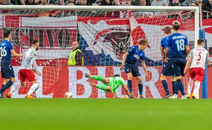 12.04.2018, Red Bull Arena, Salzburg, AUT, UEFA EL, FC Salzburg vs SS Lazio Roma, Viertelfinale, Rueckspiel, im Bild Tor zum 4:1 durch Stefan Lainer (FC Salzburg) during the UEFA Europa League Quaterfinal, 2nd Leg Match between FC Salzburg and SS Lazio Roma at the Red Bull Arena in Salzburg, Austria on 2018 04 12. Salzburg