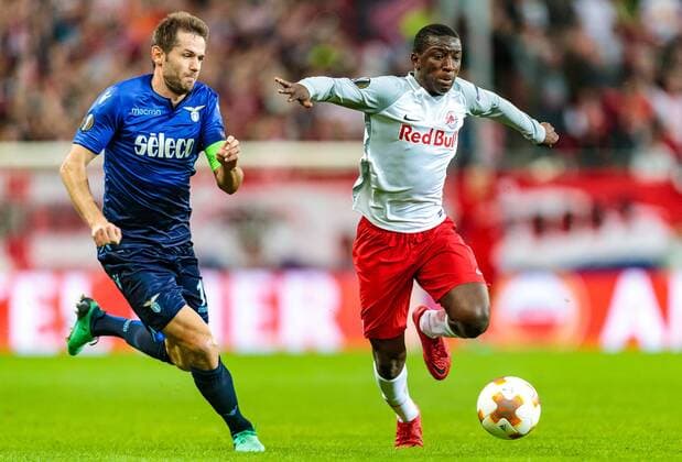 Bilder des Tages - SPORT 12.04.2018, Red Bull Arena, Salzburg, AUT, UEFA EL, FC Salzburg vs SS Lazio Roma, Viertelfinale, Rueckspiel, im Bild Senad Lulic (SS Lazio Roma), Amadou Haidara (FC Salzburg) during the UEFA Europa League Quaterfinal, 2nd Leg Match between FC Salzburg and SS Lazio Roma at the Red Bull Arena in Salzburg, Austria on 2018 04 12. Salzburg Copyright: xEibner-Pressefoto EXPA Feichterx EP_fei