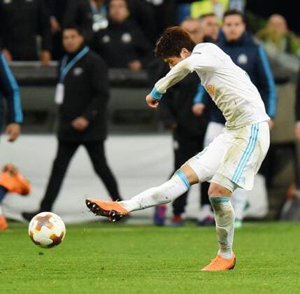 Football: Europa League quarterfinal Marseille s Hiroki Sakai scores during extra time in the second half of the team s 5-3 win against Leipzig in a Europa League quarterfinal in Marseille, France, on April 12, 2018. 