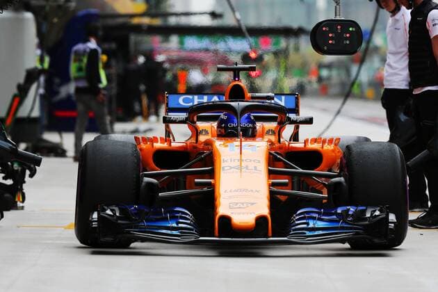 Bilder des Tages - SPORT Spanish F1 driver Fernando Alonso of McLaren enters the pit during a practice session for the 2018 Formula 1 Chinese Grand Prix at the Shanghai International Circuit in Shanghai, China, 13 April 2018. F1 drivers in full swing for Chinese Grand Prix in practice session  20180413_26299