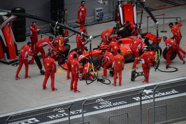 Bilder des Tages - SPORT German F1 Sebastian Vettel of Ferrari enters the pit during a practice session for the 2018 Formula 1 Chinese Grand Prix at the Shanghai International Circuit in Shanghai, China, 13 April 2018. F1 drivers in full swing for Chinese Grand Prix in practice session  20180413_85432
