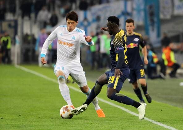 Marseille - RB Leipzig Fussball Euro League Marseille 12.04.2018, Stade Velodrome, Fussball, UEFA EURO EM Europameisterschaft Fussball League, Viertelfinale, Rückspiel , Olympique Marseille vs. RB Leipzig 5:2 (3:1) , Im Bild von links; Hiroki Sakai (2, Marseille) und Jean-Kevin Augustin (29, RB Leipzig). ,