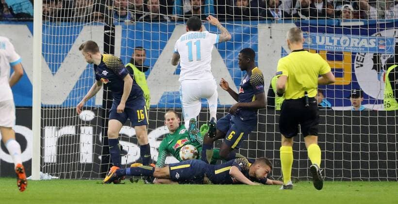 Marseille - RB Leipzig Fussball Euro League Marseille 12.04.2018, Stade Velodrome, Fussball, UEFA EURO EM Europameisterschaft Fussball League, Viertelfinale, Rückspiel , Olympique Marseille vs. RB Leipzig 5:2 (3:1) , Im Bild; Torwart Peter Gulacsi (32, RB Leipzig) pariert einen Schuss von Konstantinos Mitroglou (11, Marseille). ,