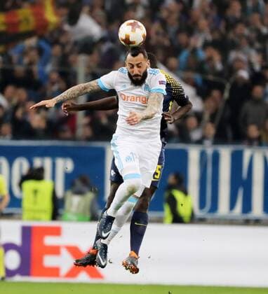 Marseille - RB Leipzig Fussball Euro League Marseille 12.04.2018, Stade Velodrome, Fussball, UEFA EURO EM Europameisterschaft Fussball League, Viertelfinale, Rückspiel , Olympique Marseille vs. RB Leipzig 5:2 (3:1) , Im Bild von vorn; Konstantinos Mitroglou (11, Marseille) und Dayot Upamecano (5, RB Leipzig). ,