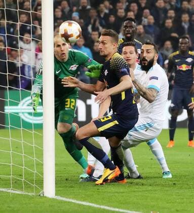 Marseille - RB Leipzig Fussball Euro League Marseille 12.04.2018, Stade Velodrome, Fussball, UEFA EURO EM Europameisterschaft Fussball League, Viertelfinale, Rückspiel , Olympique Marseille vs. RB Leipzig 5:2 (3:1) , Im Bild; Tor für Olympique Marseille. Der 1:1 Ausgleich. Eigentor von Stefan Ilsanker (13, RB Leipzig). ,