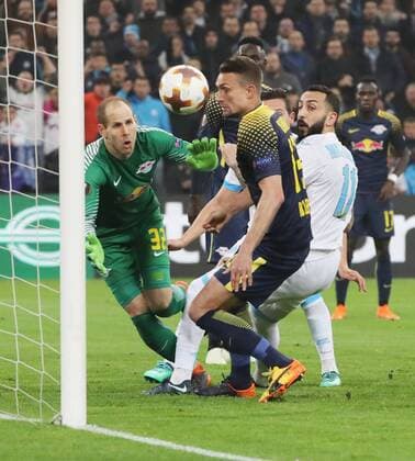 Marseille - RB Leipzig Fussball Euro League Marseille 12.04.2018, Stade Velodrome, Fussball, UEFA EURO EM Europameisterschaft Fussball League, Viertelfinale, Rückspiel , Olympique Marseille vs. RB Leipzig 5:2 (3:1) , Im Bild; Tor für Olympique Marseille. Der 1:1 Ausgleich. Eigentor von Stefan Ilsanker (13, RB Leipzig). ,
