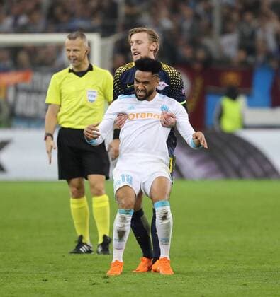 Marseille - RB Leipzig Fussball Euro League Marseille 12.04.2018, Stade Velodrome, Fussball, UEFA EURO EM Europameisterschaft Fussball League, Viertelfinale, Rückspiel , Olympique Marseille vs. RB Leipzig 5:2 (3:1) , Im Bild von vorn; Jordan Amavi (18, Marseille) und Emil Forsberg (10, RB Leipzig). ,