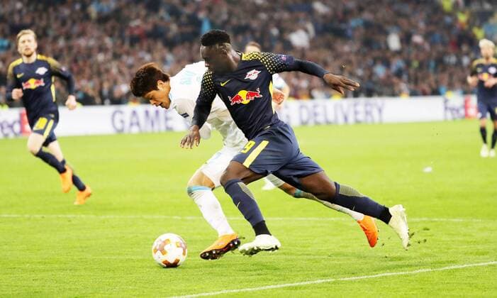 Marseille - RB Leipzig Fussball Euro League Marseille 12.04.2018, Stade Velodrome, Fussball, UEFA EURO EM Europameisterschaft Fussball League, Viertelfinale, Rückspiel , Olympique Marseille vs. RB Leipzig 5:2 (3:1) , Im Bild von vorn; Jean-Kevin Augustin (29, RB Leipzig) und Hiroki Sakai (2, Marseille). ,