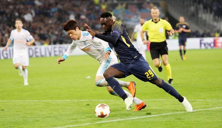 Marseille - RB Leipzig Fussball Euro League Marseille 12.04.2018, Stade Velodrome, Fussball, UEFA EURO EM Europameisterschaft Fussball League, Viertelfinale, Rückspiel , Olympique Marseille vs. RB Leipzig 5:2 (3:1) , Im Bild von vorn; Jean-Kevin Augustin (29, RB Leipzig) und Hiroki Sakai (2, Marseille). ,