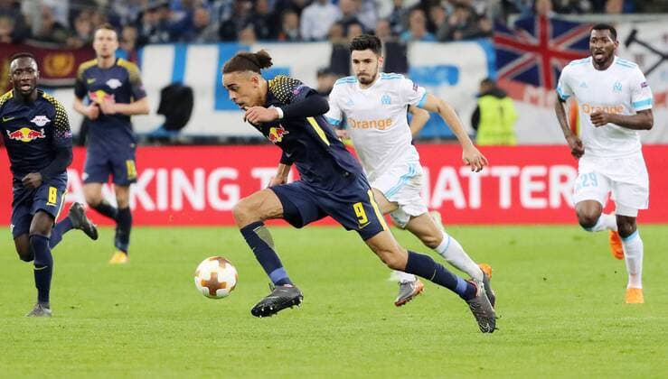 Marseille - RB Leipzig Fussball Euro League Marseille 12.04.2018, Stade Velodrome, Fussball, UEFA EURO EM Europameisterschaft Fussball League, Viertelfinale, Rückspiel , Olympique Marseille vs. RB Leipzig 5:2 (3:1) , Im Bild von vorn; Yussuf Poulsen (9, RB Leipzig) und Morgan Sanson (8, Marseille). ,