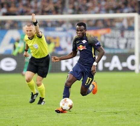 Marseille - RB Leipzig Fussball Euro League Marseille 12.04.2018, Stade Velodrome, Fussball, UEFA EURO EM Europameisterschaft Fussball League, Viertelfinale, Rückspiel , Olympique Marseille vs. RB Leipzig 5:2 (3:1) , Im Bild; Schiedsrichter Björn Kuipers und Bruma (17, RB Leipzig). ,