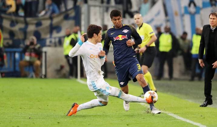 Marseille - RB Leipzig Fussball Euro League Marseille 12.04.2018, Stade Velodrome, Fussball, UEFA EURO EM Europameisterschaft Fussball League, Viertelfinale, Rückspiel , Olympique Marseille vs. RB Leipzig. , Im Bild von links; Hiroki Sakai (2, Marseille) und Bernardo Fernandes da Silva (3, RB Leipzig). ,