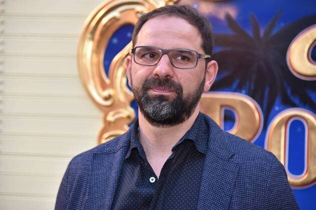 Fussball Trainer Stefan Ruthenbeck mit Brille kommt am 12.04.2018 zur Premiere des Circus Roncalli in Köln.