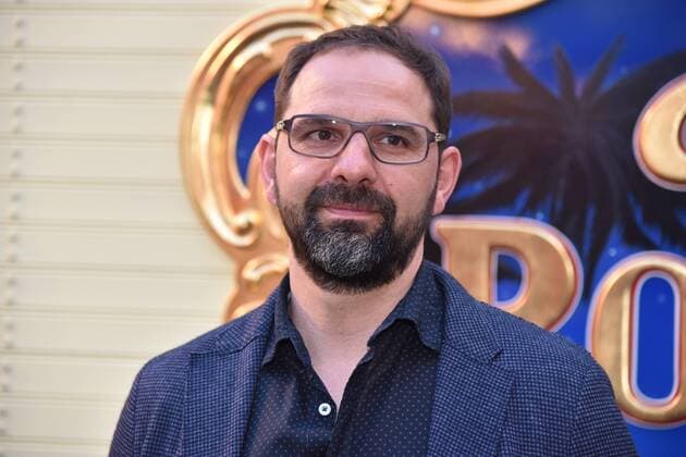 Fussball Trainer Stefan Ruthenbeck mit Brille kommt am 12.04.2018 zur Premiere des Circus Roncalli in Köln.