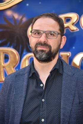 Fussball Trainer Stefan Ruthenbeck mit Brille kommt am 12.04.2018 zur Premiere des Circus Roncalli in Köln.
